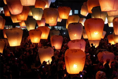 Here's a "real" photo of what's suppose to happen...maybe I should have added a tea light and waited til dark.PINGXI: People release sky lanterns ahead of the traditional Chinese Lantern Festival. reuters